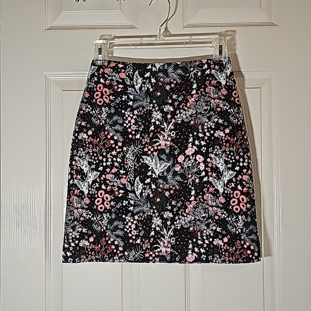 H&M mini Pencil skirt, floral jacquard fabric Size 2